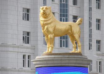 Inauguran una estatua dorada del perro favorito del presidente de Turkmenistán