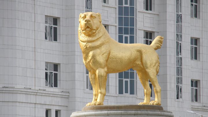 Inauguran una estatua dorada del perro favorito del presidente de Turkmenistán