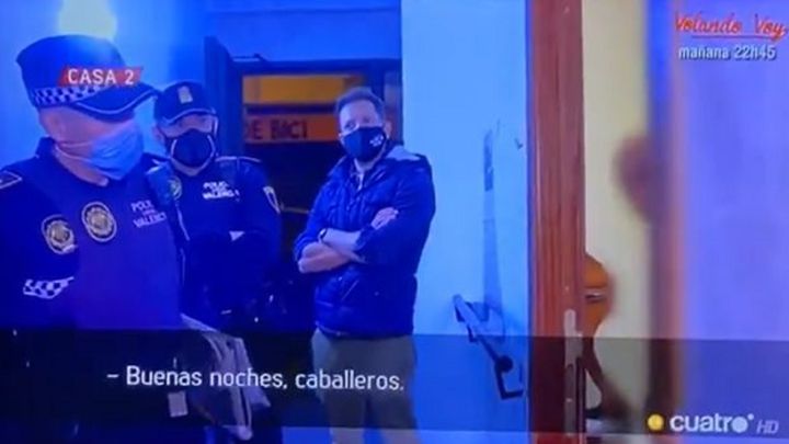 "Llevo una castaña que flipas": la intervención viral en una casa de la Policía por el toque de queda