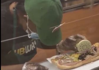 Una trabajadora de Subway se queda dormida mientras prepara uno de sus bocadillos