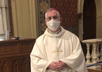 Risas en Twitter con la curiosa publicación de este sacerdote al estilo 'Gambito de dama'