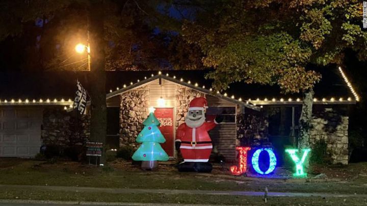Recibe una nota racista por poner un Papá Noel negro y la reacción de sus vecinos ya es viral