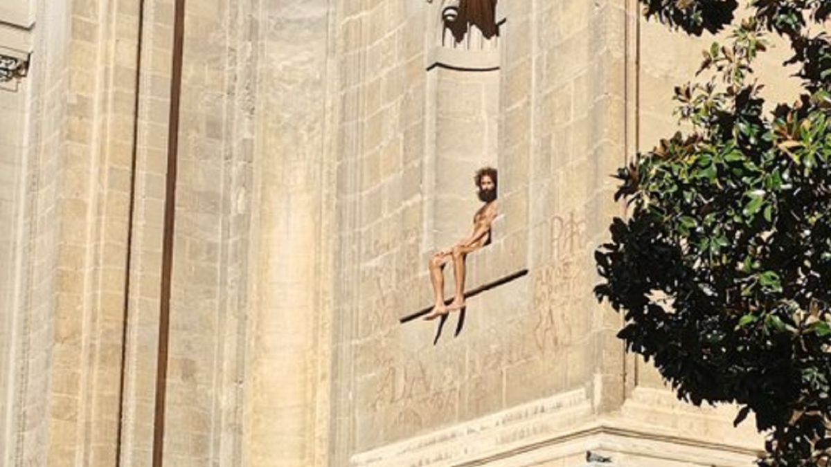 La imagen de la Catedral de Granada con un 'intruso' desnudo que no deja  indiferente a nadie - AS.com