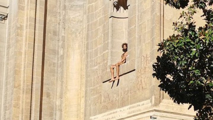 La imagen de la Catedral de Granada con un 'intruso' desnudo que no deja indiferente a nadie