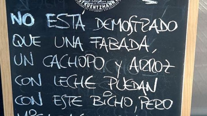 Un bar de Oviedo se vuelve viral gracias a sus irónicos carteles