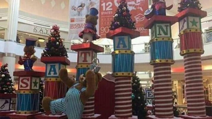De 'Santa' a 'Satán': el fallo en un centro comercial que cambia por completo la Navidad