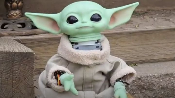 Este robot de Baby Yoda te sigue a todas partes gracias a IA