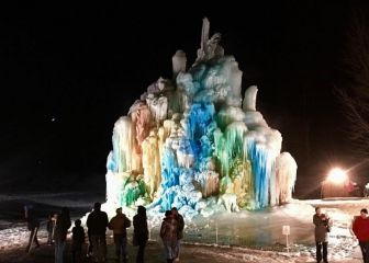 Esta familia lleva 60 años haciendo unos impresionantes árboles de Navidad de hielo