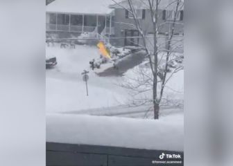 Un vecino usa un lanzallamas para quitar la nieve