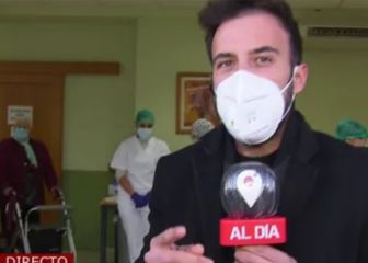 La emoción de un reportero de Cuatro al informar sobre la vacunación