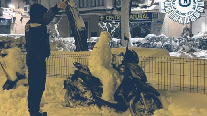 La Policía 'multa’ a un muñeco de nieve por circular sin casco