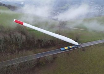 Estas fotos de un camión con un molino de viento son reales, aunque no lo parezcan