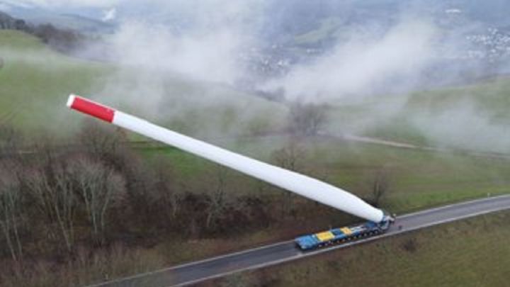 Estas fotos de un camión llevando una pala de molino de viento son reales, aunque no lo parezcan
