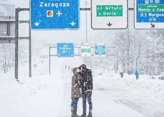 El beso durante Filomena: Twitter busca a la pareja de la foto más idílica del temporal