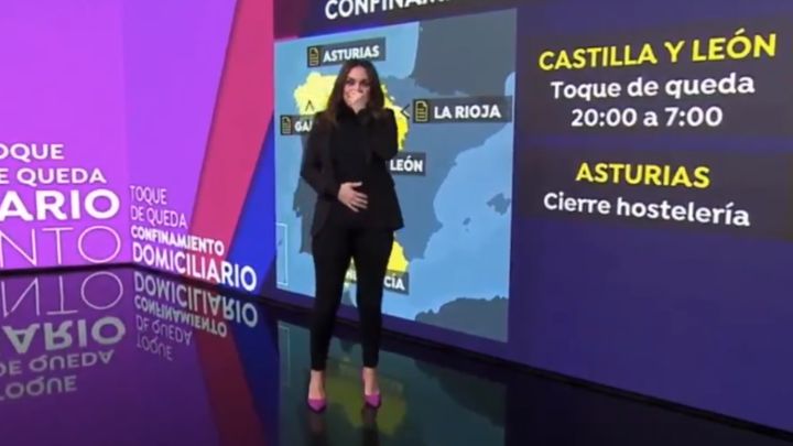 Mónica Carillo sufre un ataque de tos en directo y ella misma desata el humor en redes