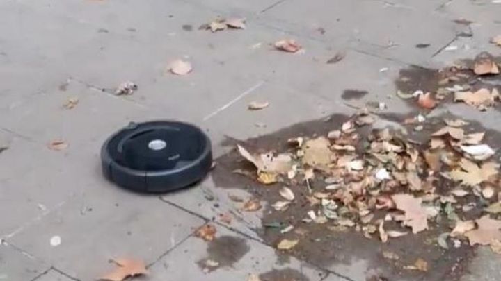 'La rebelión de las máquinas': un Roomba fugada limpia las calles de Barcelona