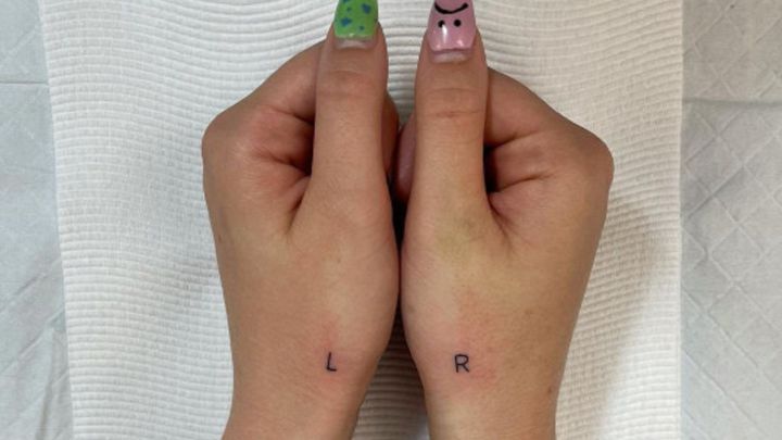 Una joven se tatúa cuál es su mano izquierda y derecha: pero no es tan absurdo como piensas