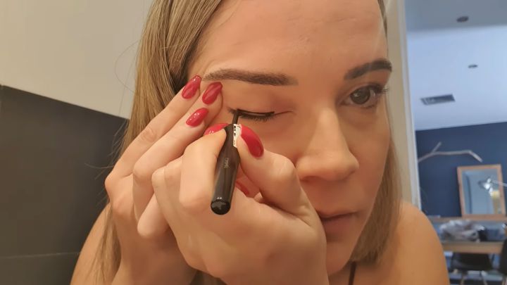 El vídeo que demuestra que ponerse el 'eyeliner' no es tan fácil como parece