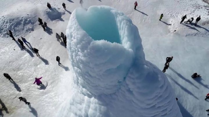 Este 'volcán' de hielo único en Kazajistán está atrayendo a turistas de todas partes