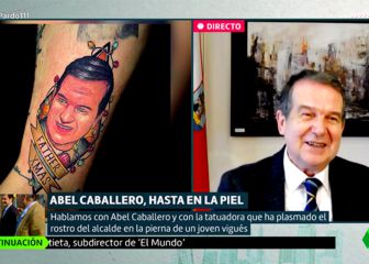 La reacción viral de Abel Caballero al ver su cara tatuada en un joven