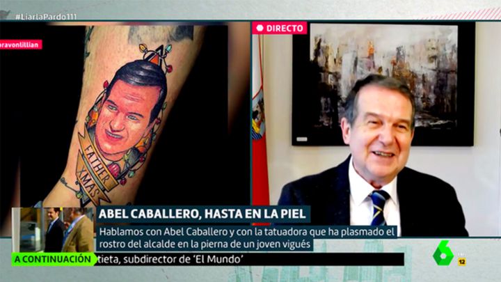 La reacción viral de Abel Caballero al ver su cara tatuada en un joven