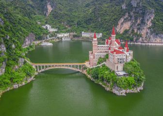 Este castillo de fantasía no pinta nada en China, pero allí es un hotel de lujo