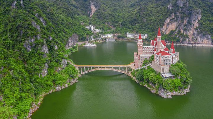 Este castillo de fantasía no pinta nada en China, pero allí es un hotel de lujo