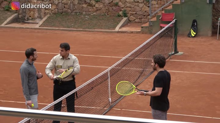 Cámara oculta: se hace pasar por vigilante de seguridad y aplica normas absurdas