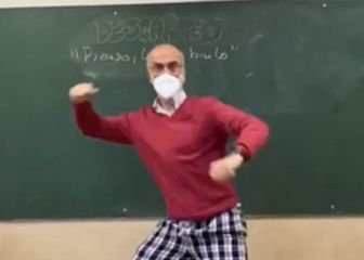 Este profesor madrileño arrasa en TikTok al dar sus clases en pijama