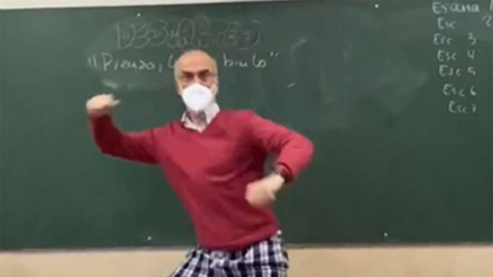 Este profesor madrileño arrasa en TikTok al dar sus clases en pijama