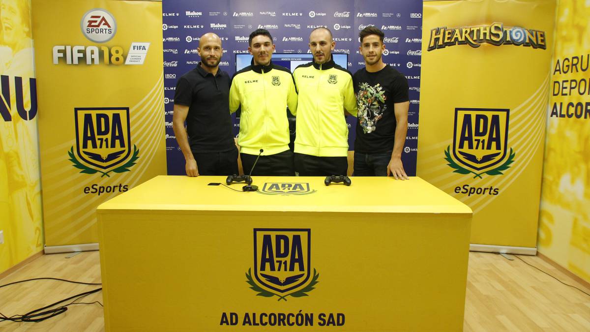 Sergio y Antonio, representantes del eSports del Alcorcón, con Laure y Felipe Alfonso, jugadores del Alcorcón.