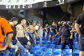 Policía y aficionados se enfrentan en Mestalla y sus aledaños