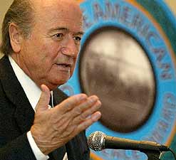 Blatter anuncia que el torneo será aplazado si hay guerra