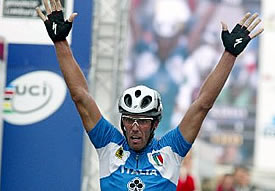Cipollini, multado por circular en bicicleta por una autopista