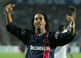 Ronaldinho, más cerca por la indecisión del Manchester