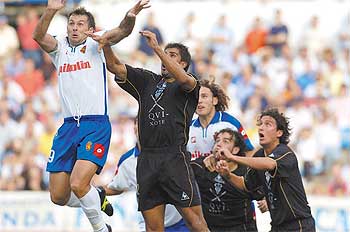 Javi Moreno dirige con dos goles la victoria local