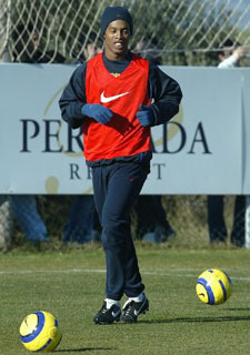 Ronaldinho no se entrena por problemas lumbares
