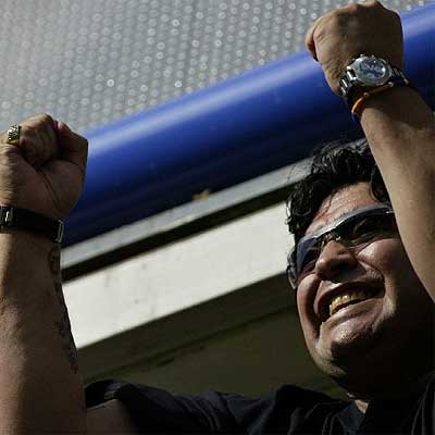 Maradona sale sin problemas de la operación de "by pass" gástrico