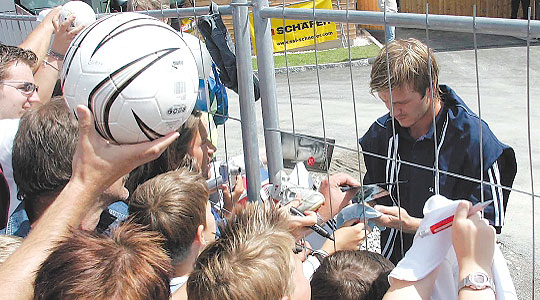 Beckham firma más de 400 autógrafos al día
