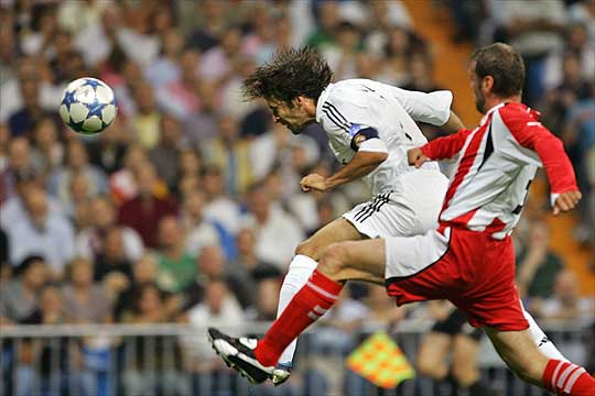 Raúl ya es el máximo goleador de la Copa de Europa