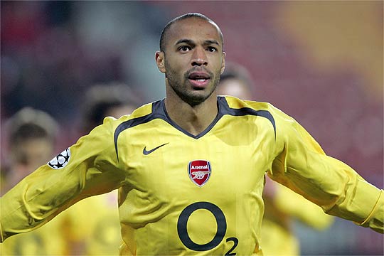 Henry lanza al Arsenal hacia los octavos