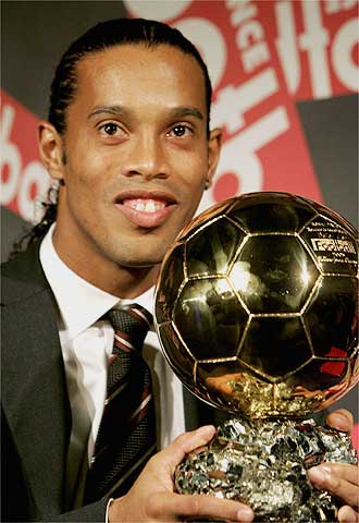 Ronaldinho recibe el Balón de Oro 2005