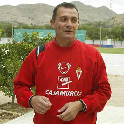 El Real Murcia destituye al entrenador Juan Casuco