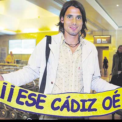 Luciano Vella aterrizó en Cádiz y firmará hoy