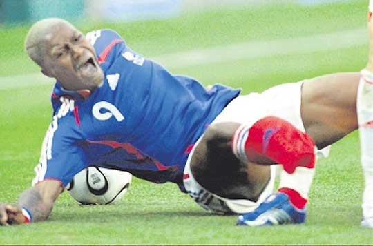 Domenech llamó a Sidney Govou para sustituir al lesionado Cissé