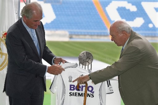 El Real Madrid incorpora a su nueva camiseta el logotipo 'Mejor Club del Siglo XX'