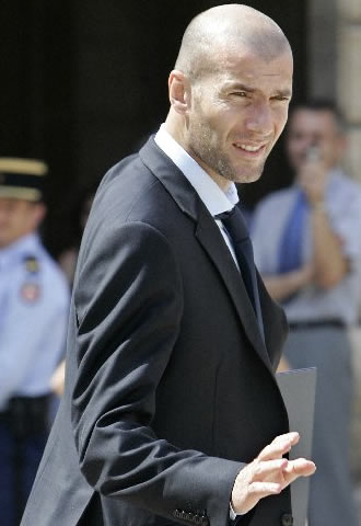 Blatter dice que Zidane podría ser desposeído del 'Balón de Oro'
