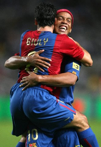 El hermano de Ronaldinho confía en la renovación del jugador por el Barcelona