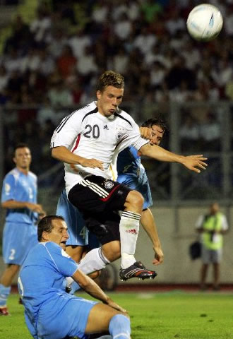 Podolski y Alemania se dan un banquete de goles