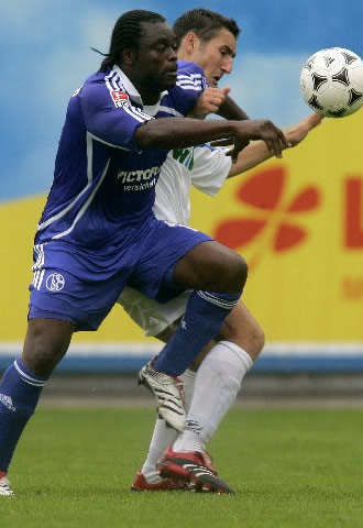 Asamoah es objeto de insultos racistas durante un partido de Copa